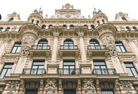 Jugendstilfassade mit dekorativ geschwungenen Linien und floralen Ornamenten, ein Ausdruck des neuen architektonischen Stils um 1900