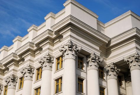 Klassizistische Fassade mit klaren Linien und monumentaler Architektur, inspiriert von der Antike